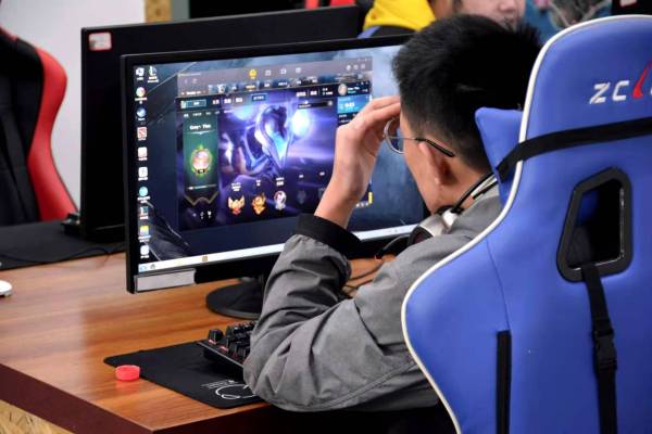 曾疯狂到对父母起“杀心”，幻想当职业选手，15岁网瘾少年被电竞劝退之路