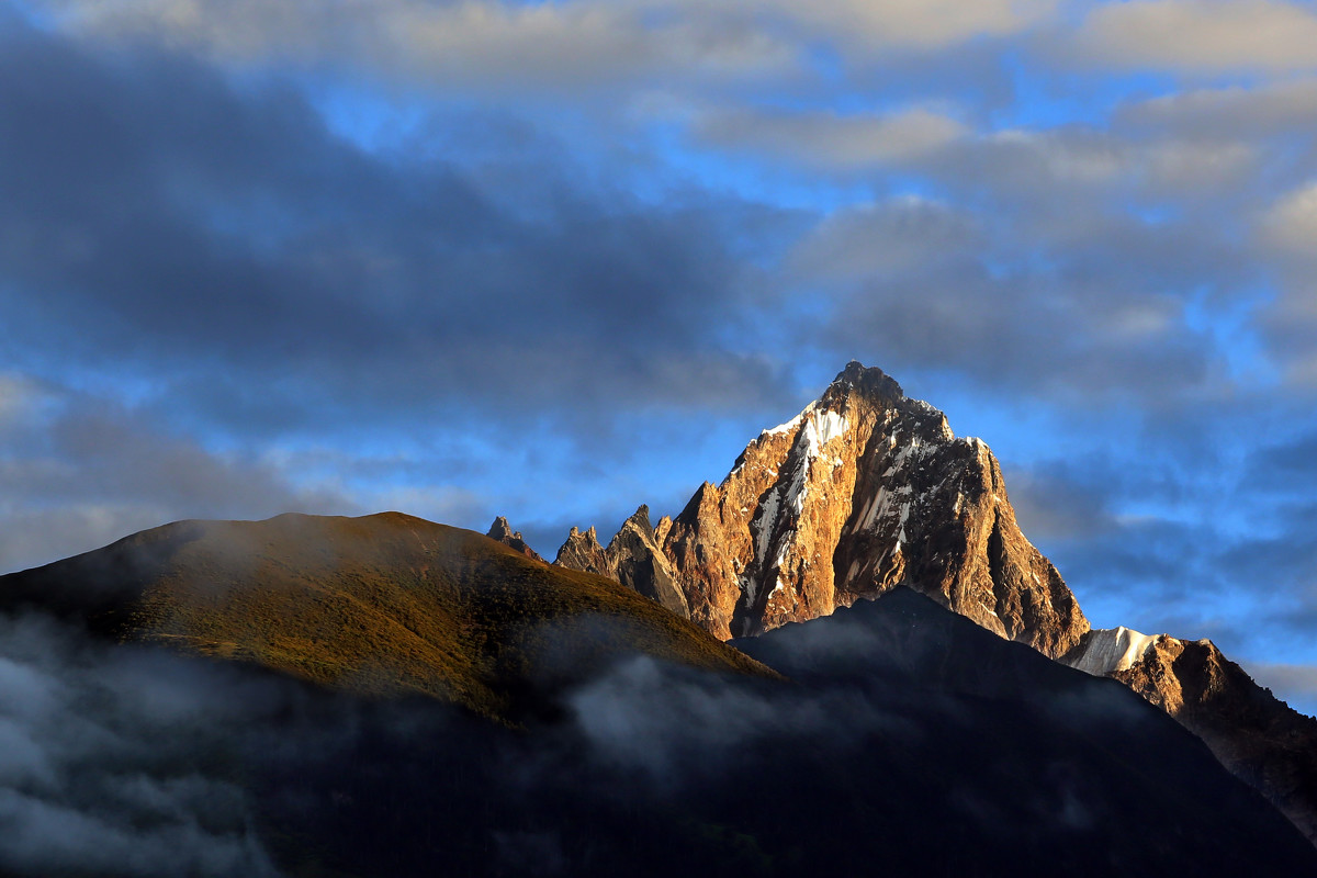 珠穆朗玛峰峰顶是属于哪个国家,珠穆朗玛峰峰顶现在是多少米
