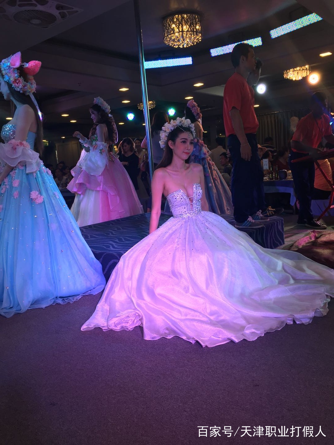 泰国夜晚灯红酒绿的风情街,泰国曼谷虹灯区的异国风情