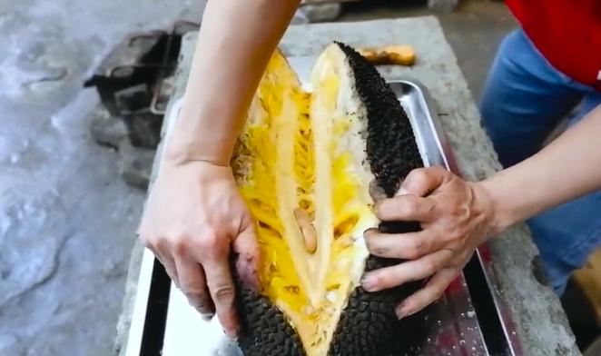 花90元买一个“菠萝蜜”，直接烤1小时，掰开一看，比榴莲还要香