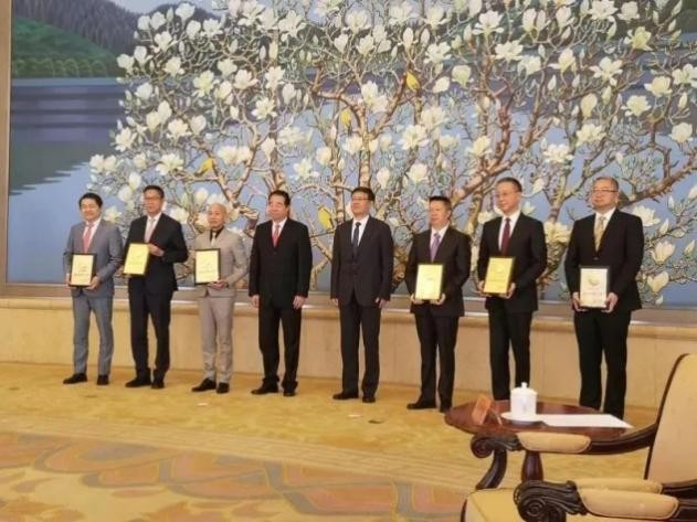 打破垄断！这个山东男人放弃美国高薪，合作陈薇院士，造福全球白内障患者！