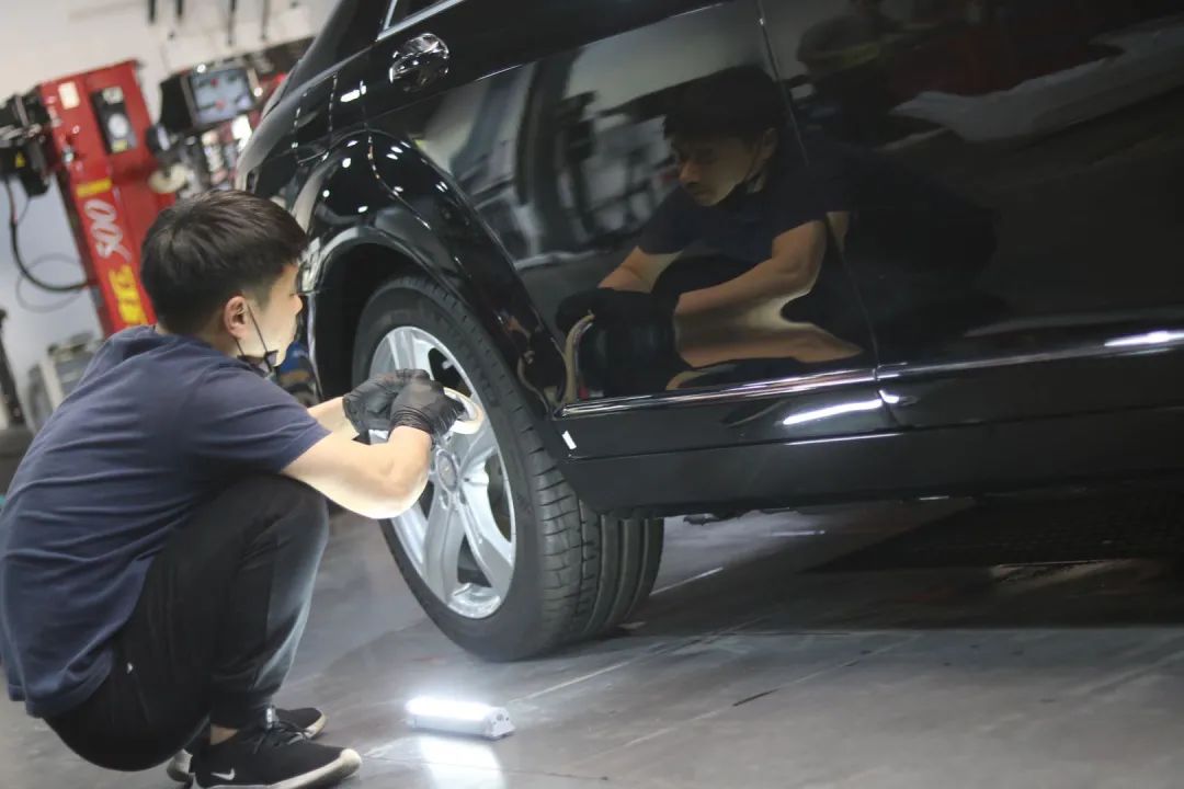 奔驰w221升级新款w222s450外观,老款奔驰w211e260翻新整备