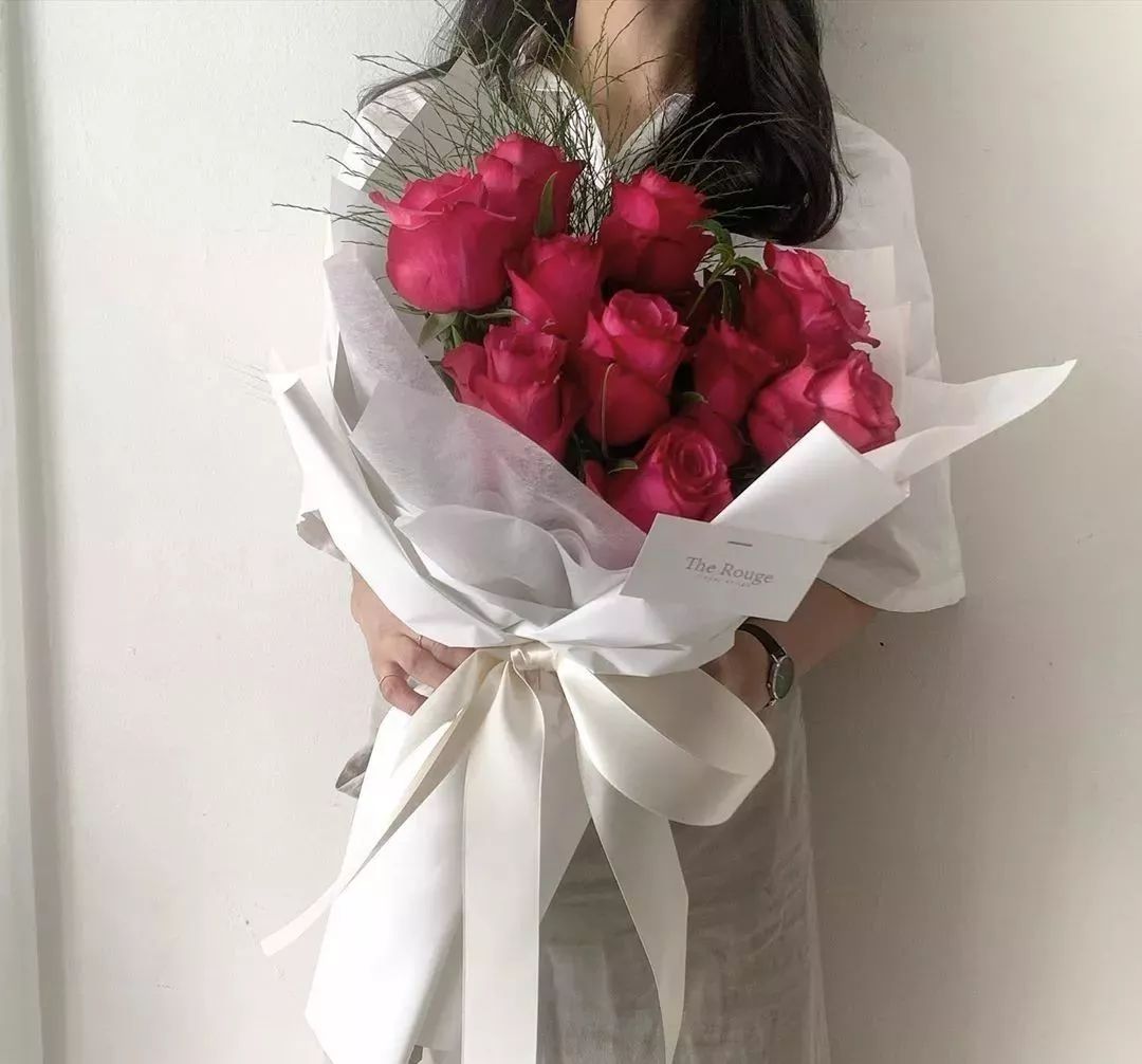 鲜花店日常换水整理花材,花要不要经常换水