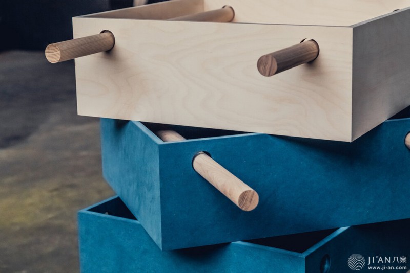 这款家具完美地适用于小的快闪店、咖啡馆甚至是DIY空间