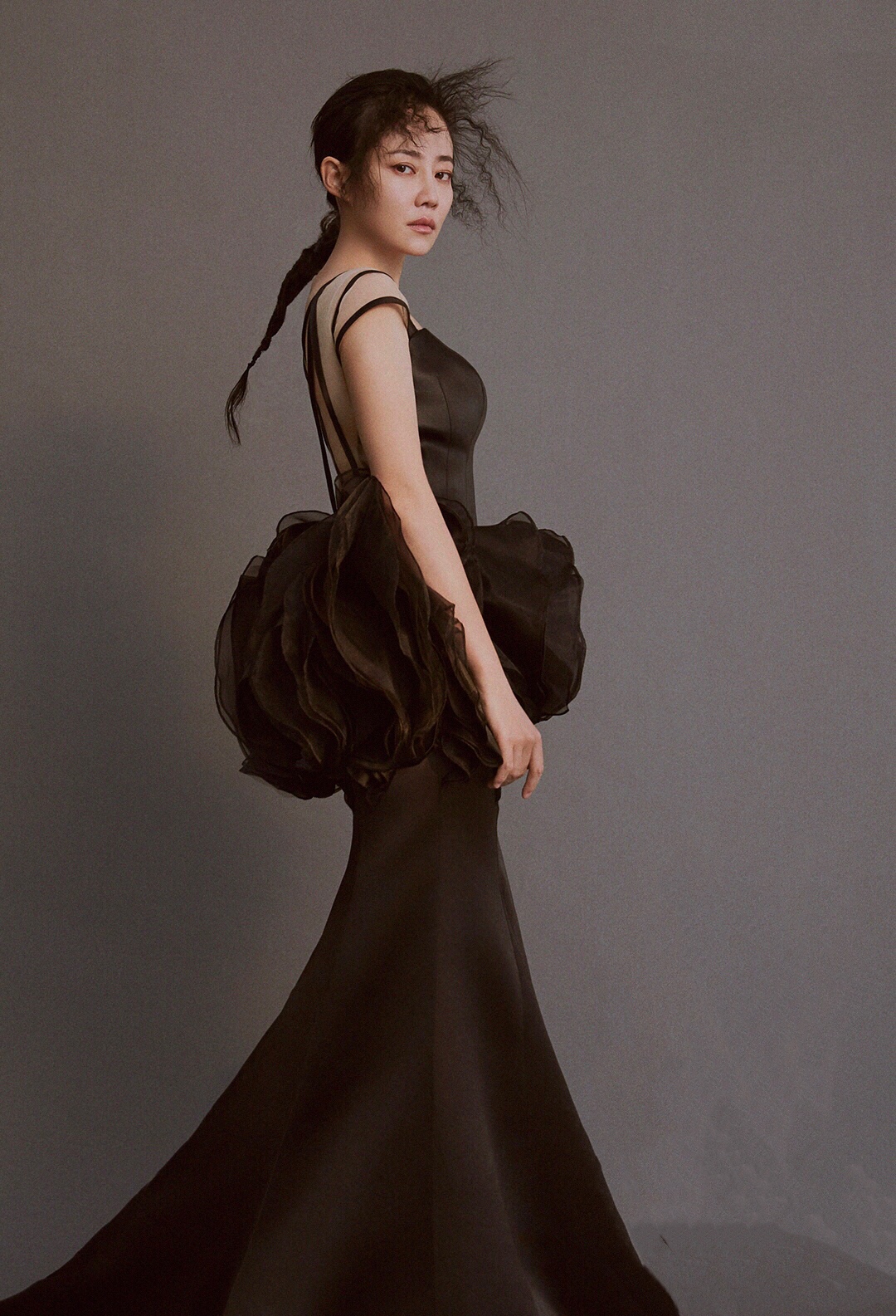 谭卓黑色连衣裙写真,谭卓黑色丝绒抹胸长裙