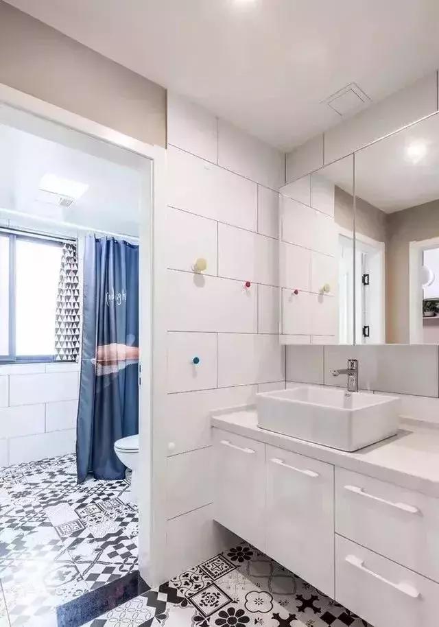 卧室门正对着厕所门葫芦挂哪里,厕所门和卧室门对着但不是正对