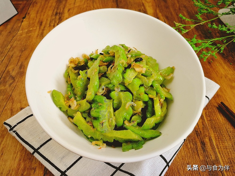 苦瓜怎么去除苦味最好方法,苦瓜焯水和抹盐哪个去苦味