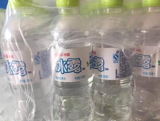 瓶子一捏就软,坚持只卖1块钱,“寒酸”的冰露现在怎么样了