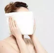 用棉签掏耳朵的危害动画,用棉签掏耳朵对身体有害吗