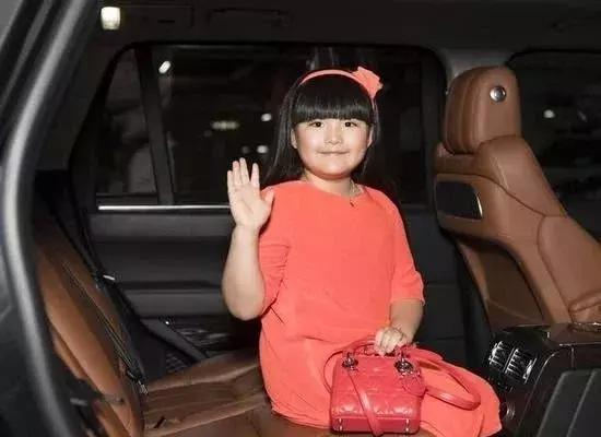 大s和小s二女儿买衣服,小s被大s吐槽