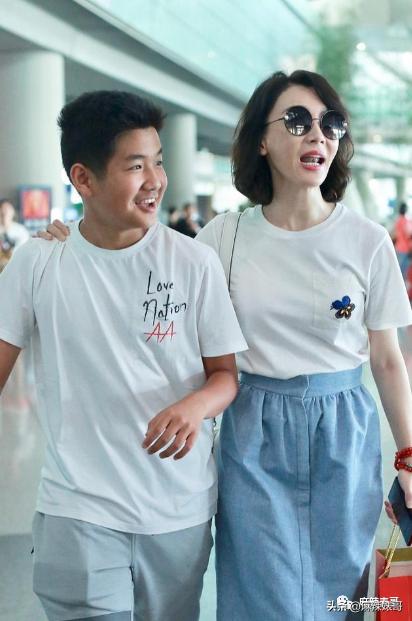 陈数和老公接吻照片,陈数老公回应搂抱年轻女子