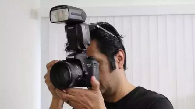 几百块的闪光灯和原厂有什么区别,几百块钱的镜片相差大吗