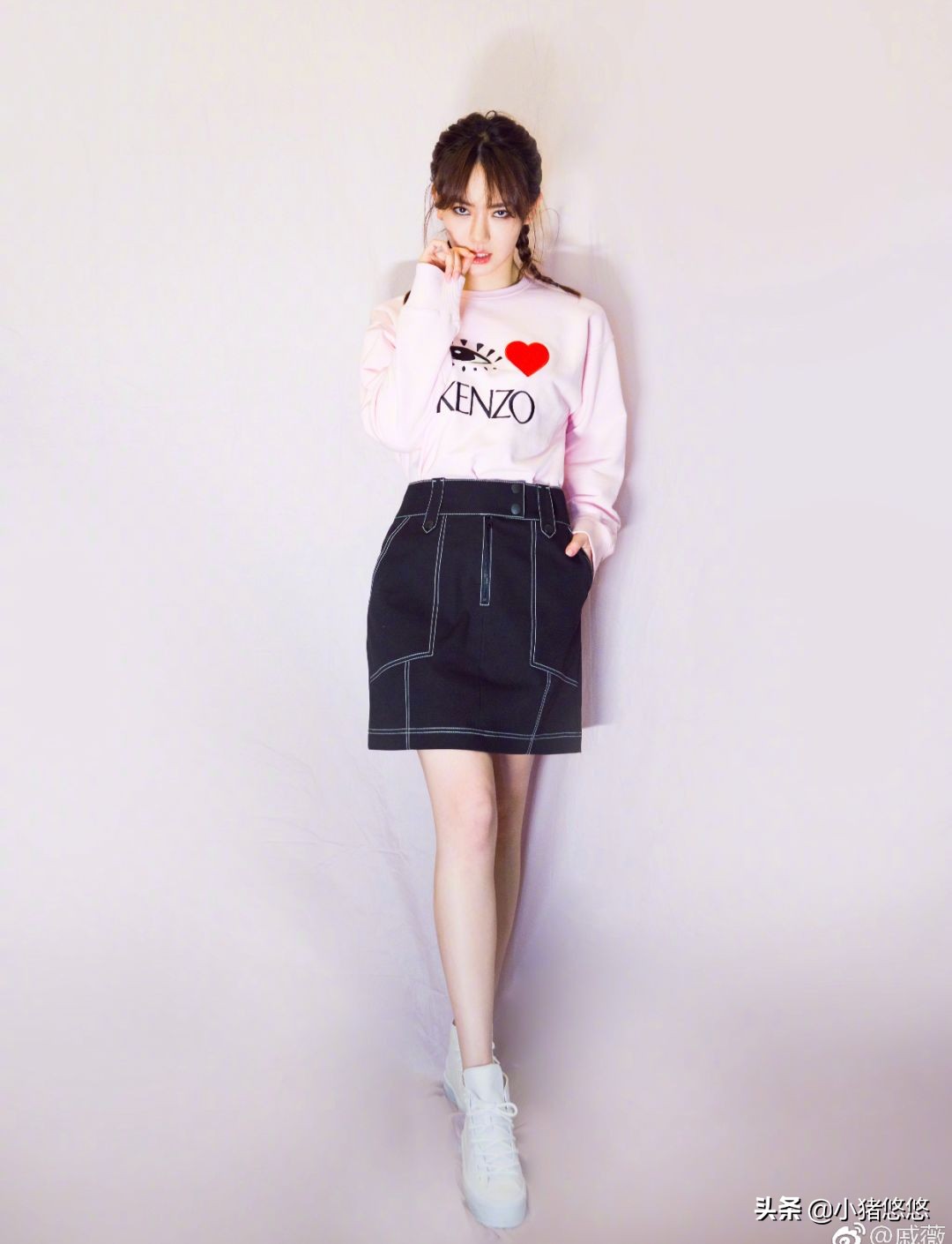 连帽卫衣白色帆布鞋高级穿搭,绿色卫衣配帆布鞋还是老爹鞋