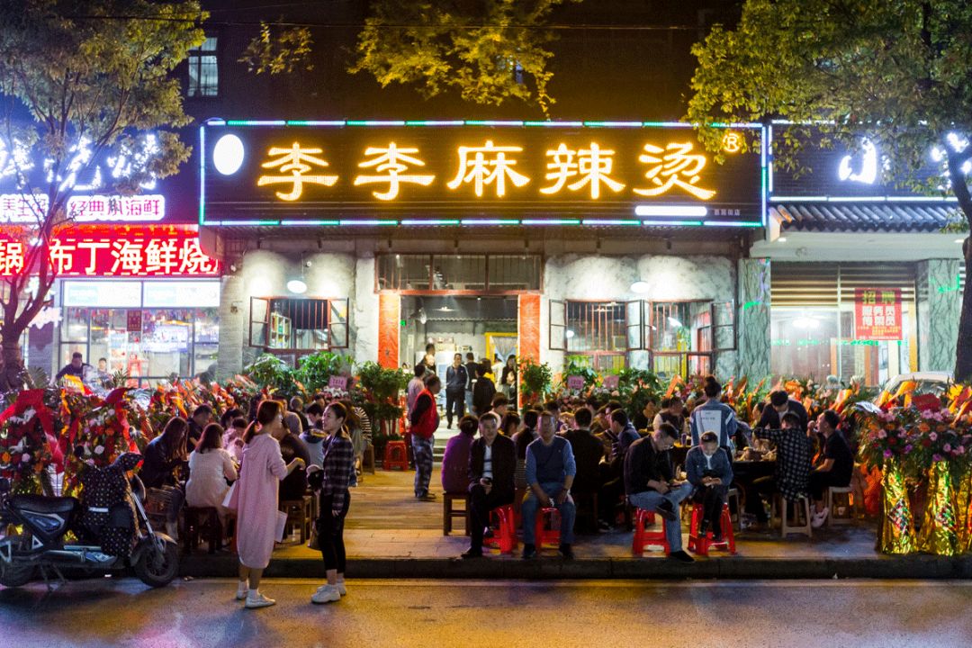 吃完整条恩施街，发现住在青山的才是人生赢家