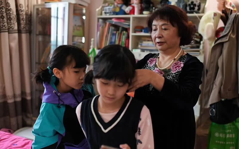 60岁盛海琳高龄产妇生下双胞胎,60岁生双胞胎的盛海琳丈夫离世