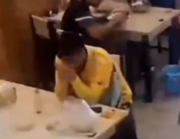 外卖小哥不小心把奶茶打翻后大哭,专送外卖小哥把餐弄洒了怎么处理