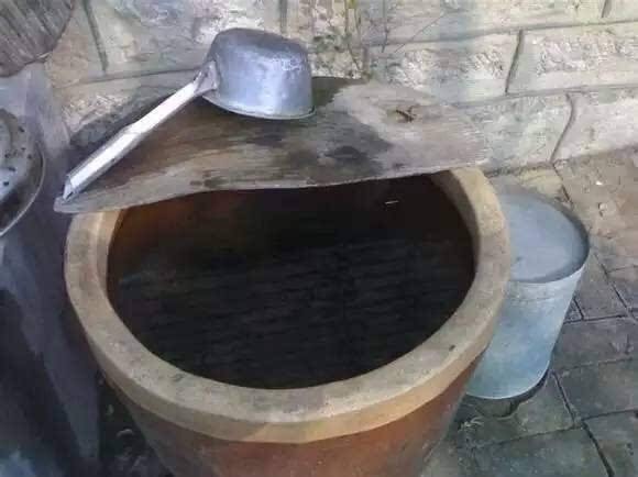 藕放到水缸里能开花吗,家里放旧水缸不好么