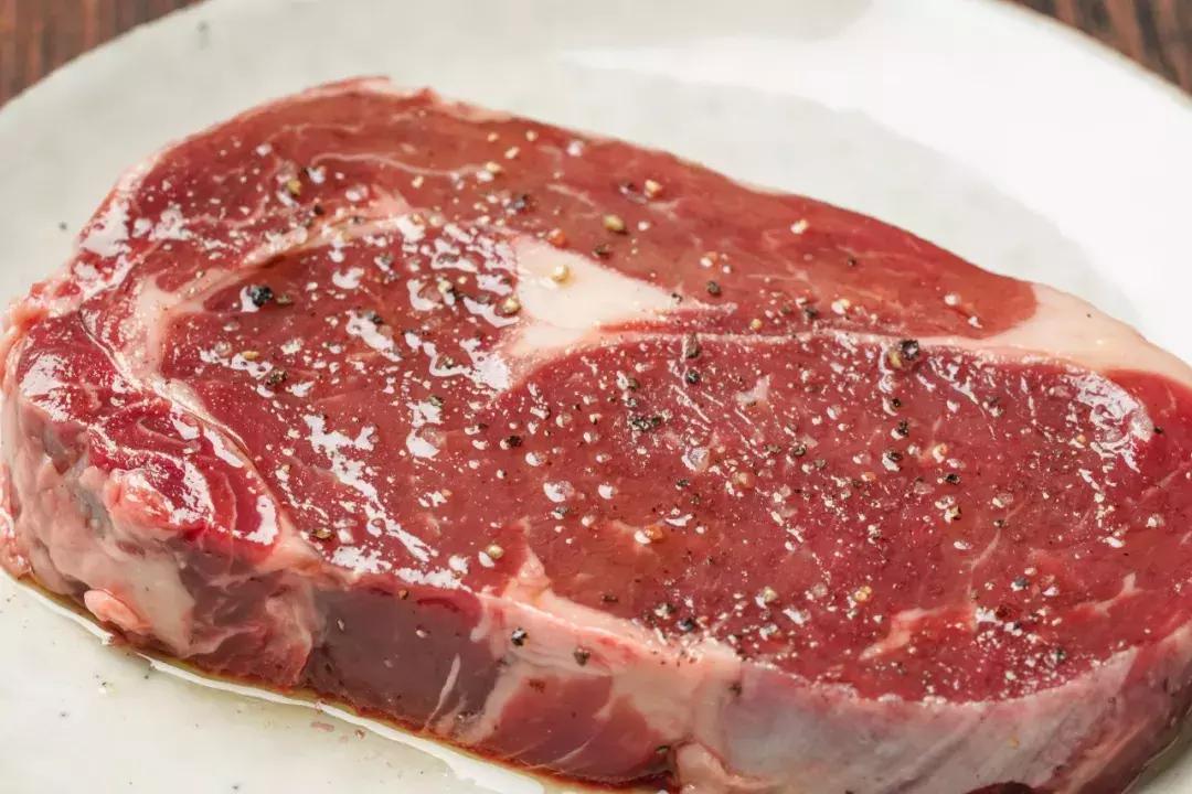想让牛排够嫩又不太生？教你煎出7分熟完美牛排