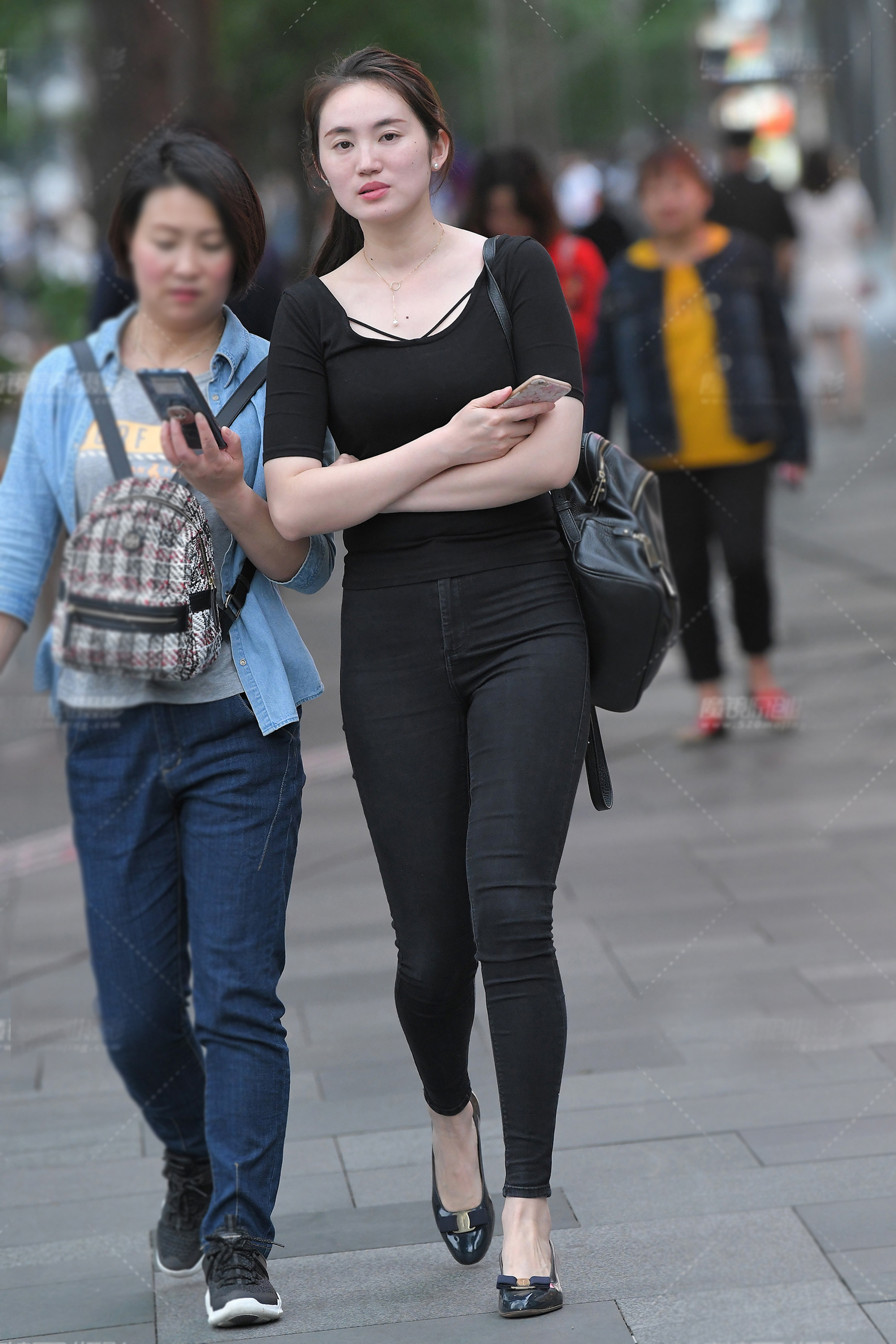 黑色高腰显瘦工装牛仔裤,潮流休闲百搭黑色牛仔裤