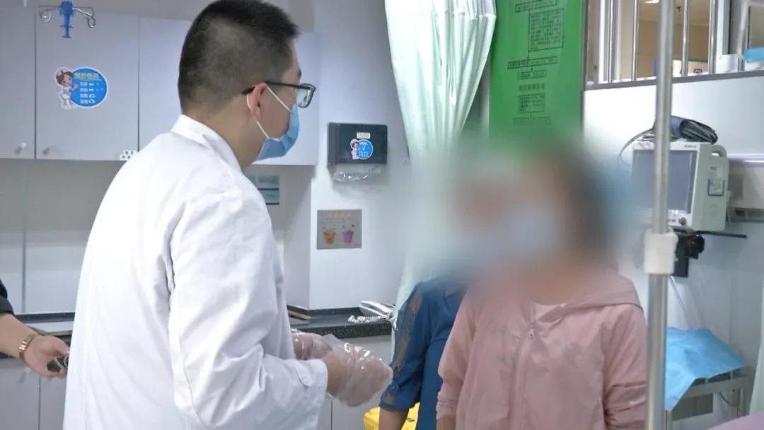 地动山摇中，她不幸从高处摔下头部受伤昏迷，危急时刻，她能转危为安吗？