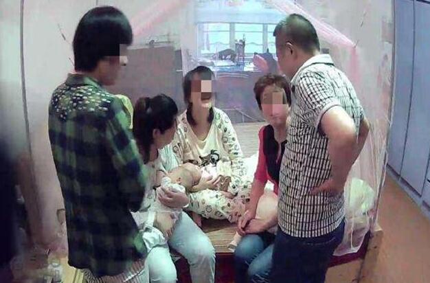 每次喂娃吃奶，公公也不知道避讳，90后宝妈这样提醒，解气又得体