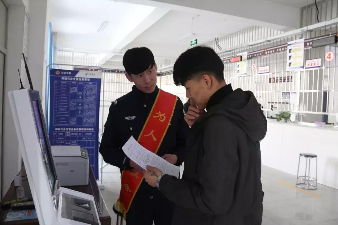 春节我在岗服务窗口民警,小记者进警营体验交警工作组图