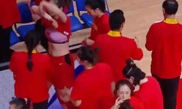 女篮在场边霸气换球衣,女篮李梦换球衣显腹肌