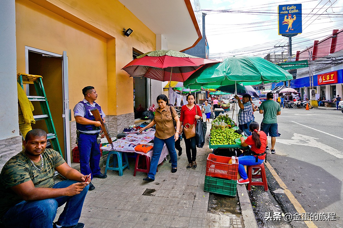 这里的肯德基加装防暴钢窗，保安用AK-47看店，此时此刻就在美洲
