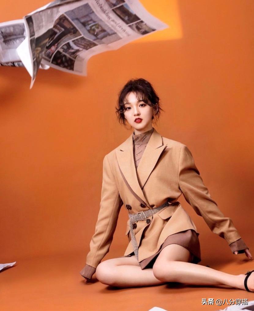 26岁强东玥穿搭太有时尚感,长款西装干练利落,率性洒脱不失甜美