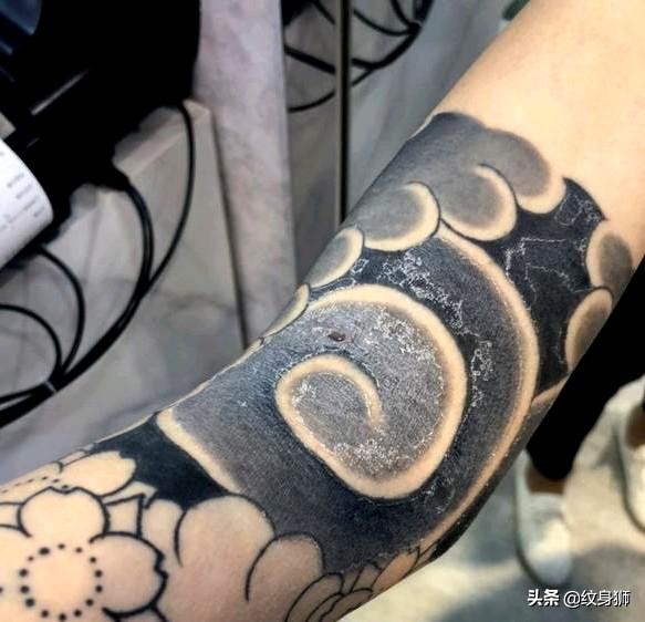 纹身结痂继续纹身会怎样,纹身恢复过程像纹身贴一样