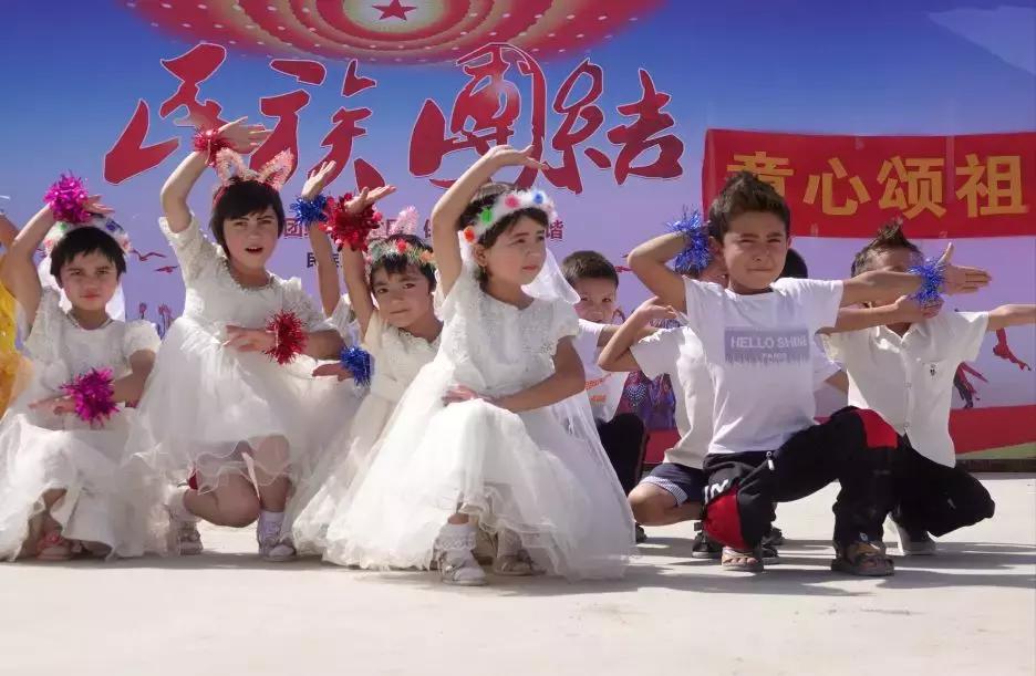 让祖国的花朵在阳光下茁壮成长,童心颂祖国六一儿童节活动简报