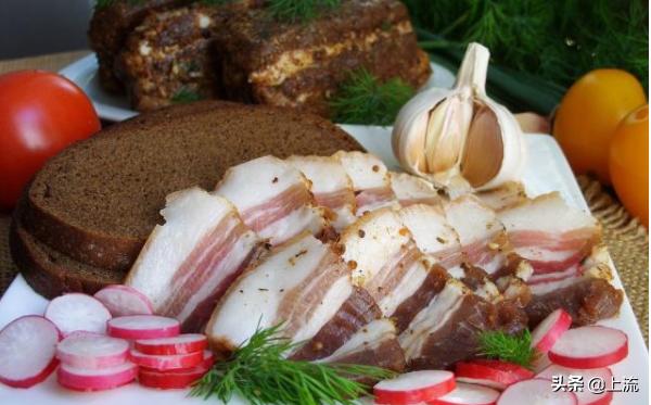 为啥俄罗斯大汉总是背着老婆钻树林？