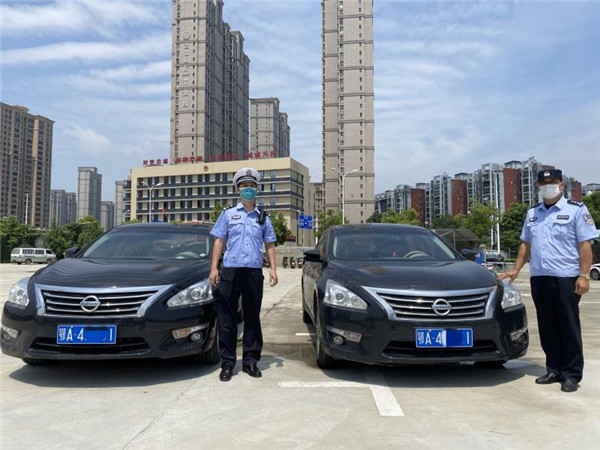 武汉交警连夜查车,湖北武汉交警查车视频