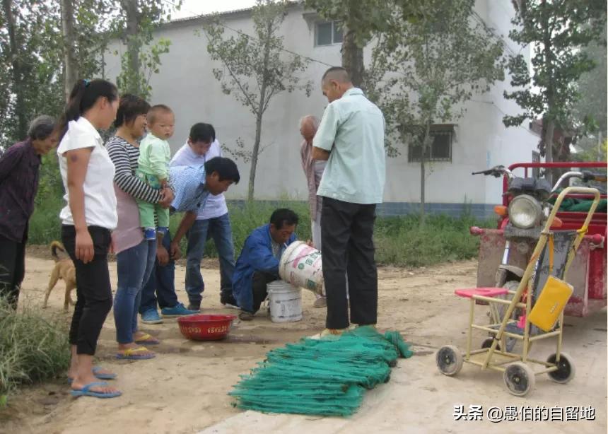 家人照顾脑梗老父亲真实的视频,老爸得了脑梗变得跟孩子样