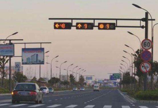 科目三遇到红绿灯左转弯要点刹吗,科目三路考红绿灯停车需拉手刹吗