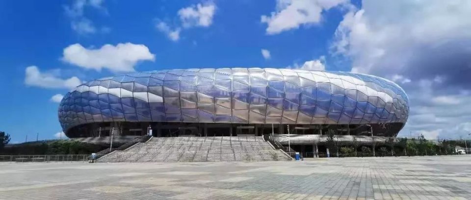 大连是著名的足球之城,大连新建亚洲最大足球场