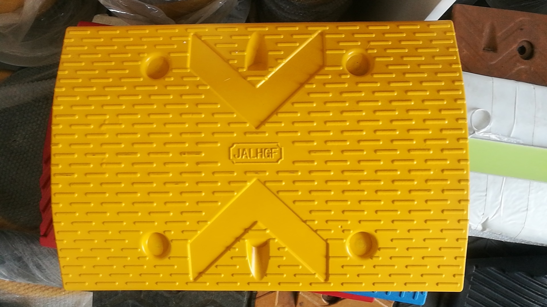 一个停车场必备的基础设施,停车场交通设施有哪些