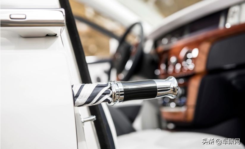 为什么劳斯莱斯车门里配一把雨伞,劳斯莱斯车门里的伞不会臭吗