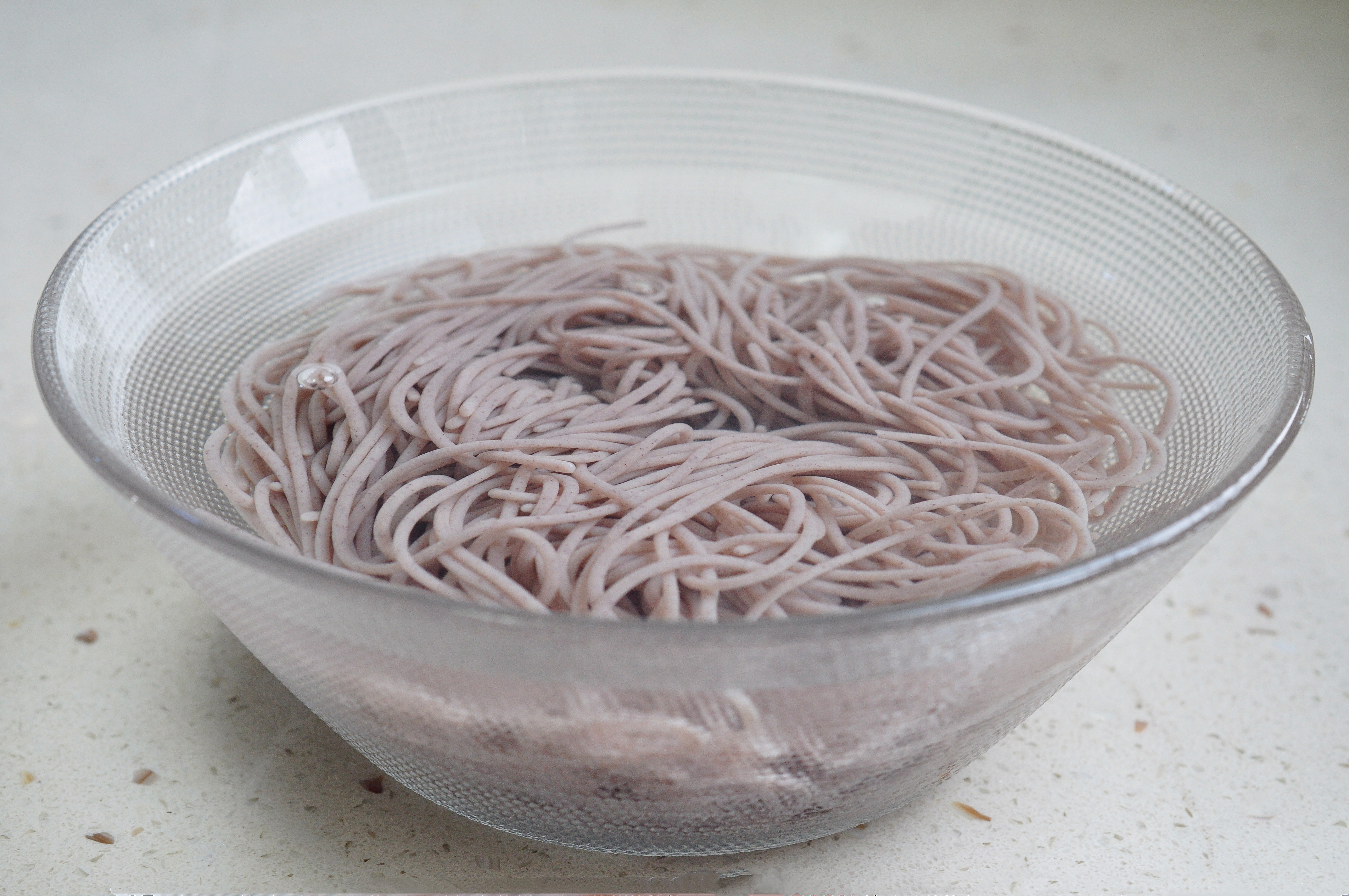 煮面条开水下锅还是冷水下锅,煮面条应该开水下锅还是冷水下锅