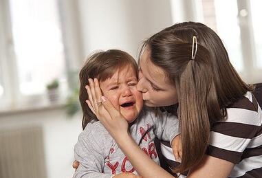 婴儿练趴睡窒息事件全过程,婴儿被妈妈训练趴睡结果窒息死亡