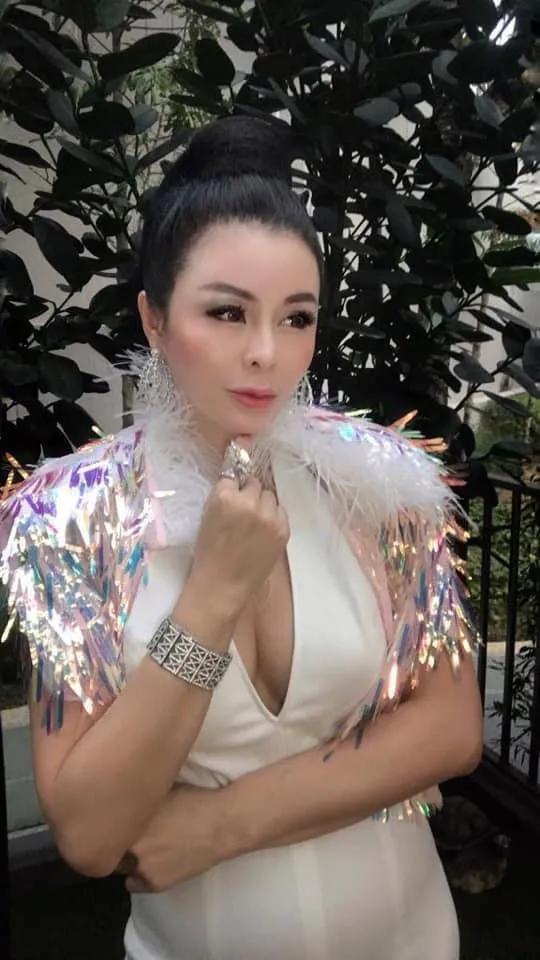 关之琳香港佳士得珠宝 (关之琳戴天价珠宝)