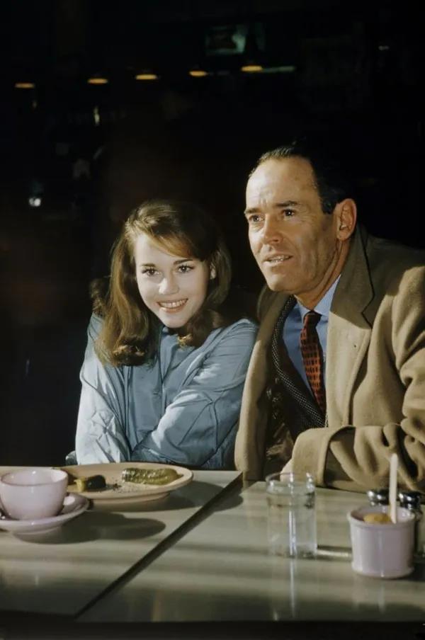 嫁过著名导演、政治家、大亨，简·方达这八十年是怎么过的？