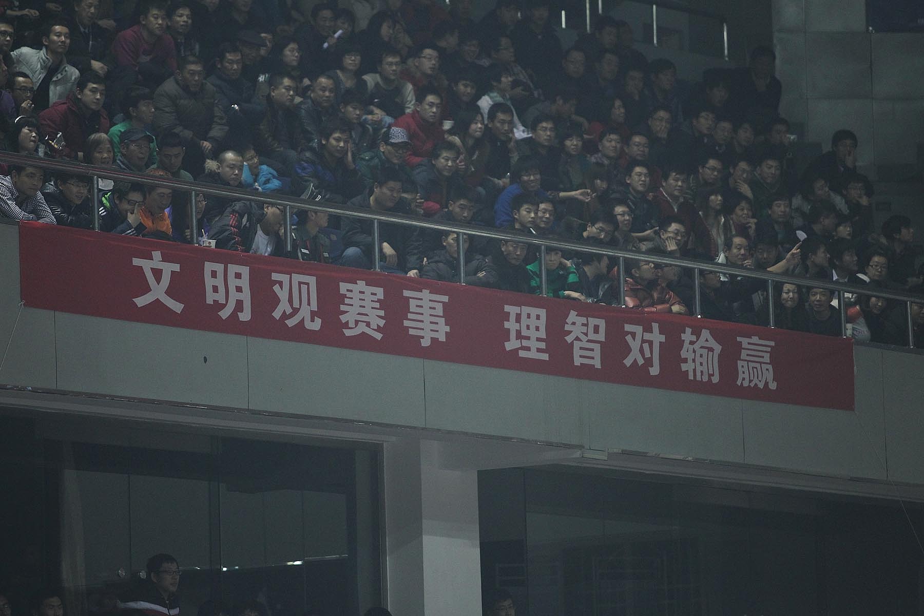 球迷现场开骂男篮是真的吗,球迷怒骂裁判遭驱逐大喊黑哨