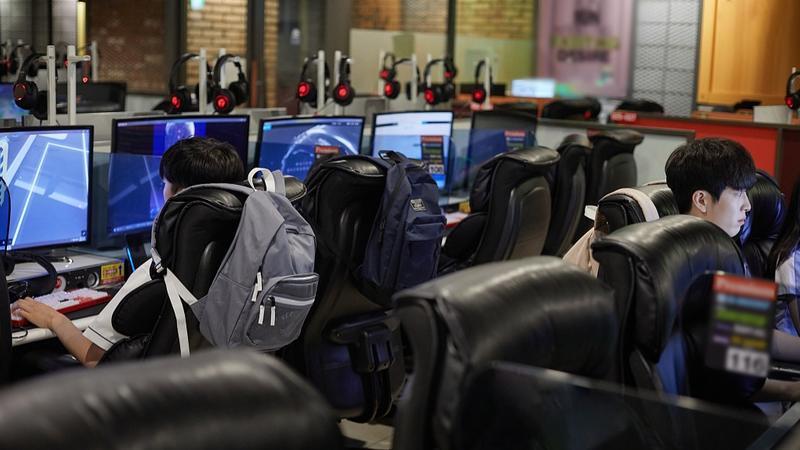 开了二十年网吧，我妈还想再撑一撑