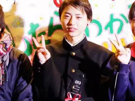 帅哥比赛里混进了一个“女孩子”，还撞脸了有村架纯黑岛结菜？