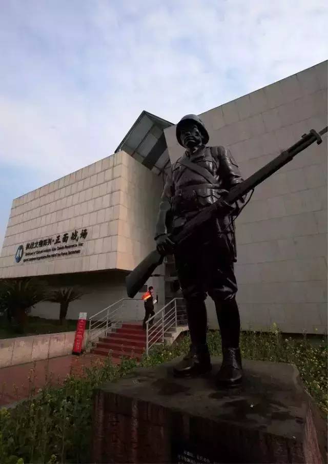 嫌工资低辞职光脚坐在火车站,成都市副市长辞职