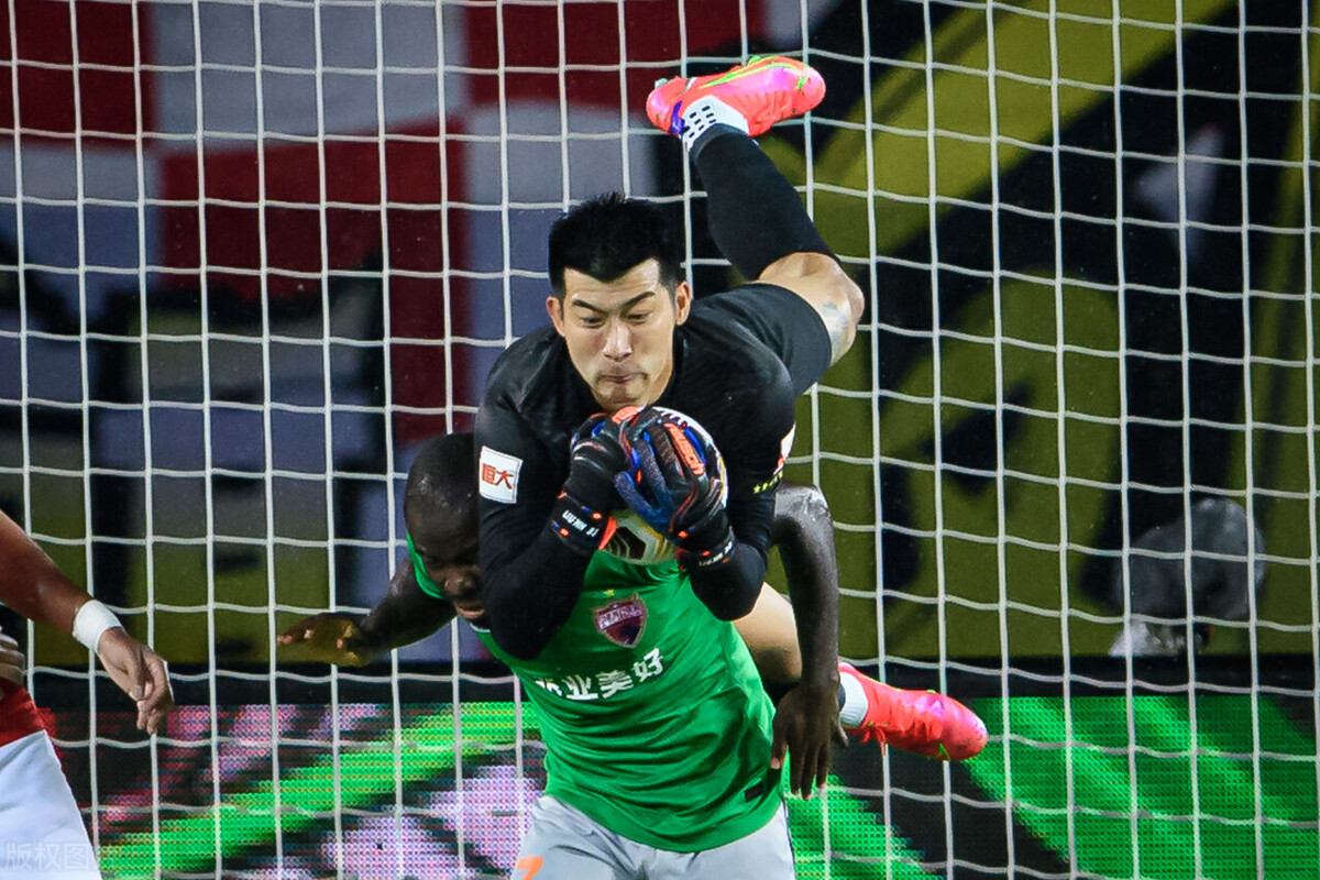 海报难改变现实！小球迷淋雨两小时后发问，深足外援不是很厉害吗