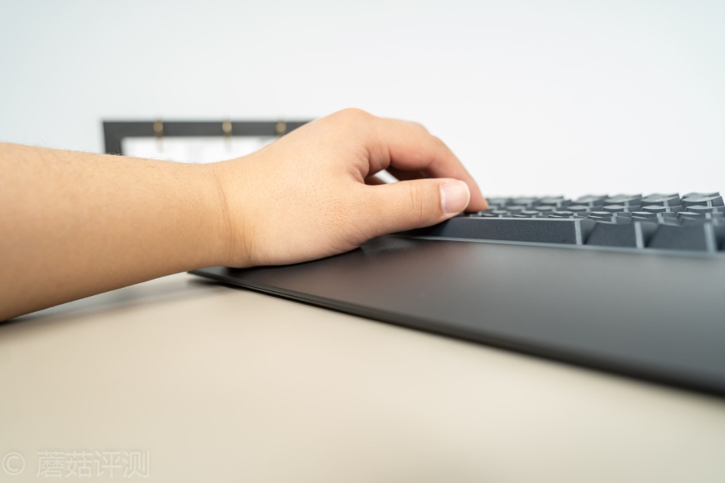 做工细腻手感超好,曜越g821多模电竞机械键盘