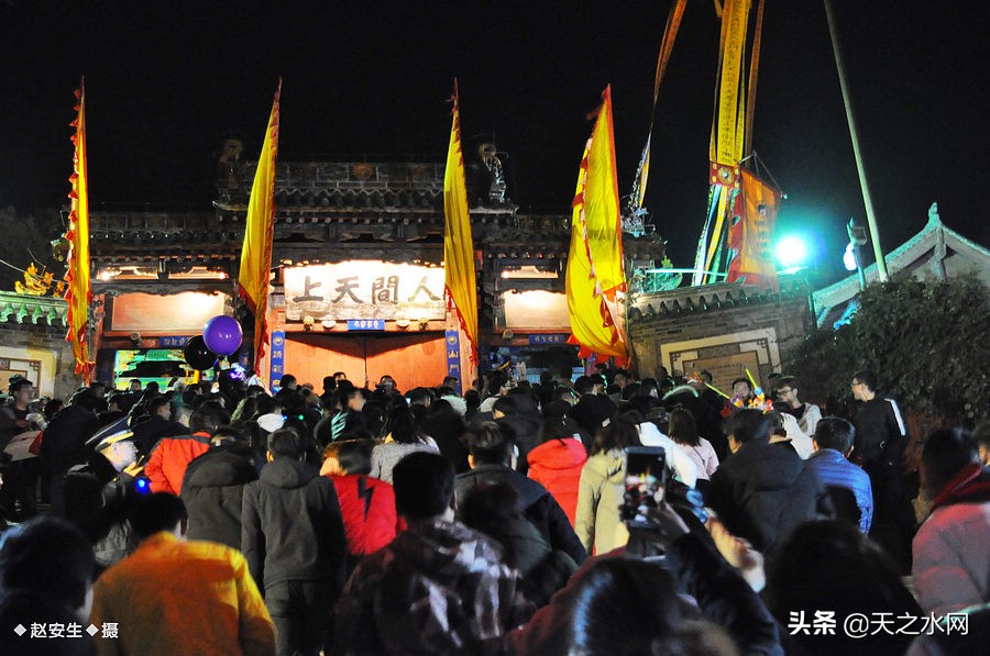 甘肃天水数万民众“上九朝观”祈福纳祥争烧头柱香！（组图）