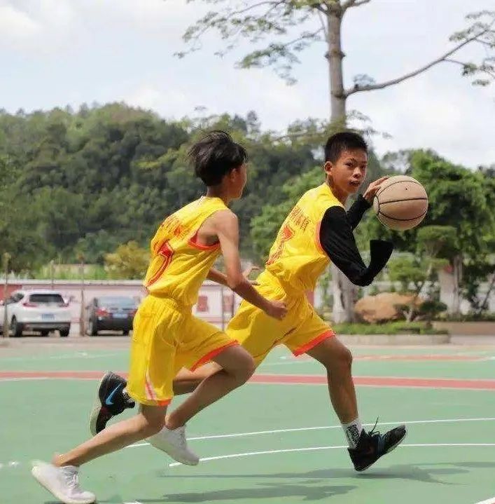 13岁独臂篮球少年nba评价,13岁独臂篮球少年帅炸了人民日报